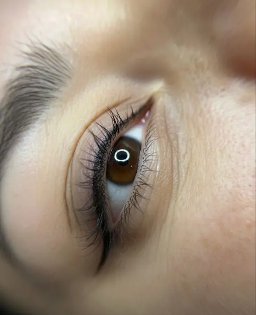 Antes y después de delineado de ojos